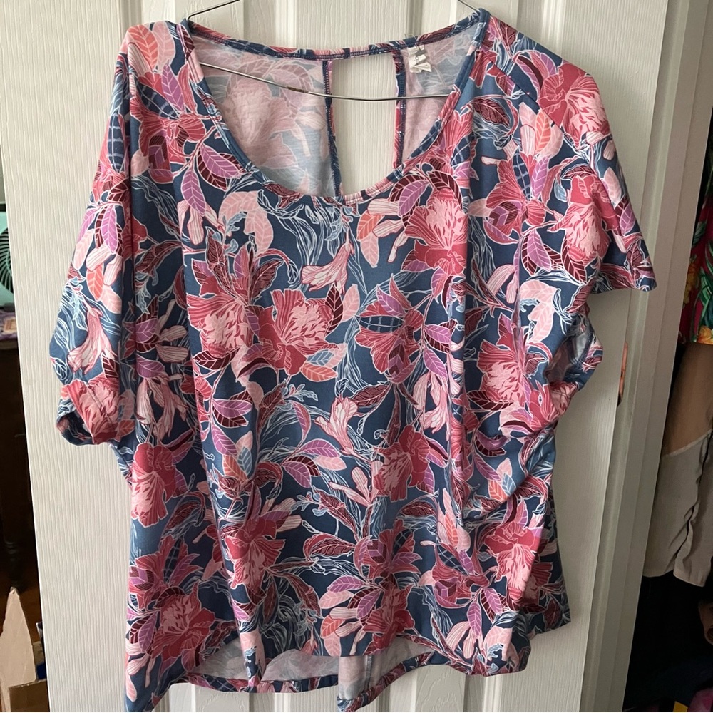 Ideology Floral High Low Cut Keyhole Short Sleeve Top